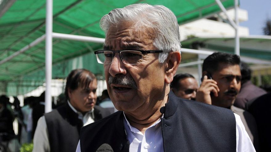 Foto de archivo del ministro de Defensa paquistaní, Khawaja Asif (c). EFE/T Mughal
