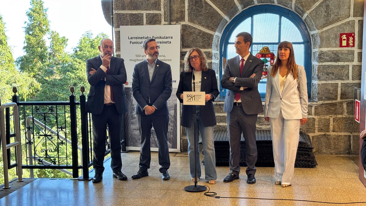 La consejera García Chueca, acompañada de otras autoridades como el consejero Hurtado, durante el acto de este jueves