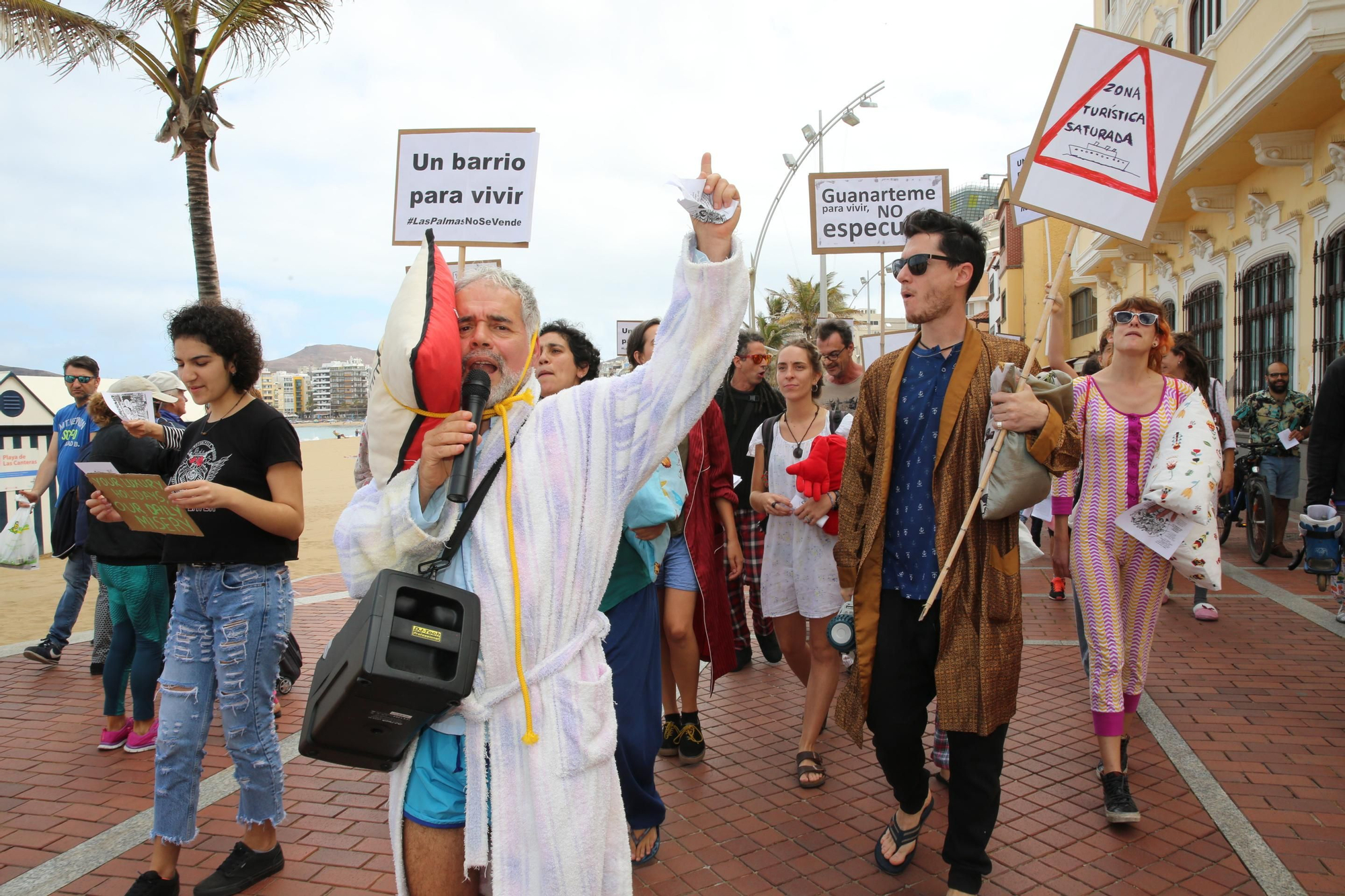 Marcha en Las Canteras para protestar por la turistificación