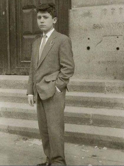 El pequeño Raphael, aún "Falín", frente a la puerta de la Iglesia de San Antonio, en cuya escolanía comenzó a cantar con solo cuatro años