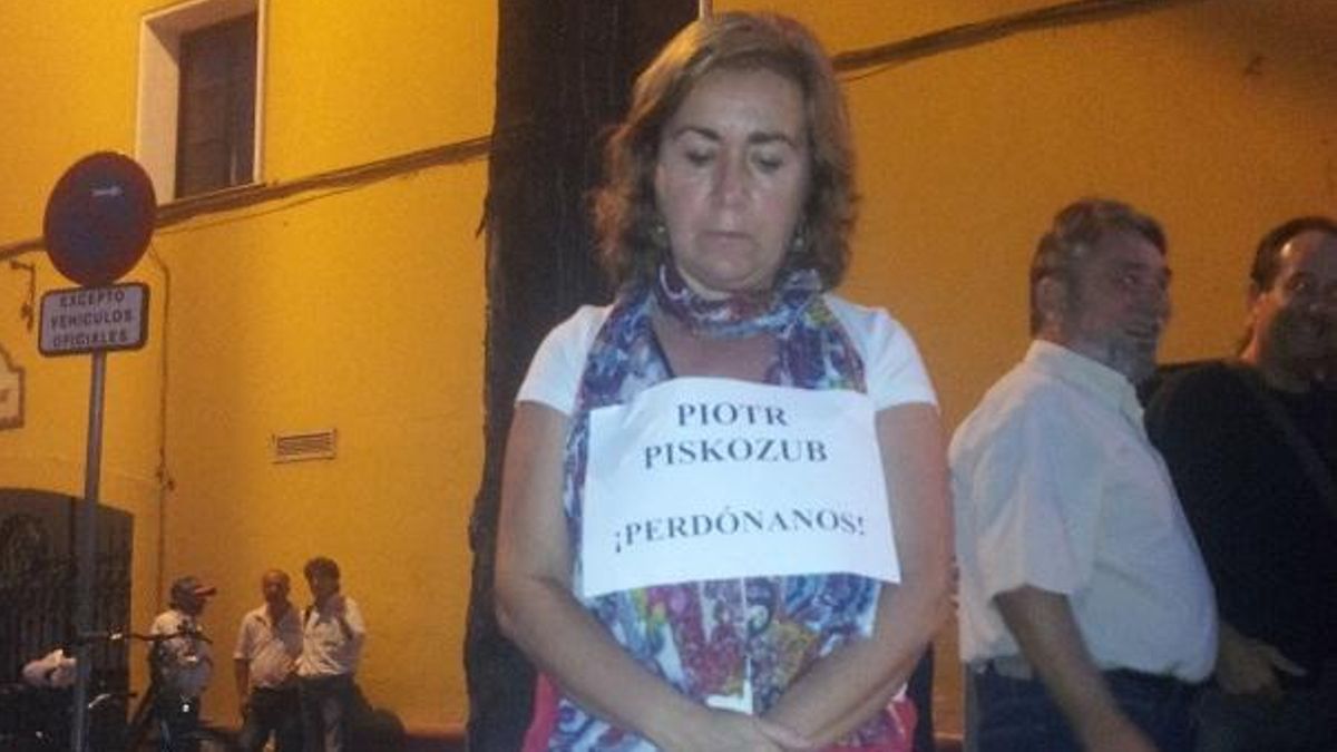 Una manifestante en una de las concentraciones que se dieron en Sevilla con motivo de la muerte del joven sin hogar Piotr Piskozub.