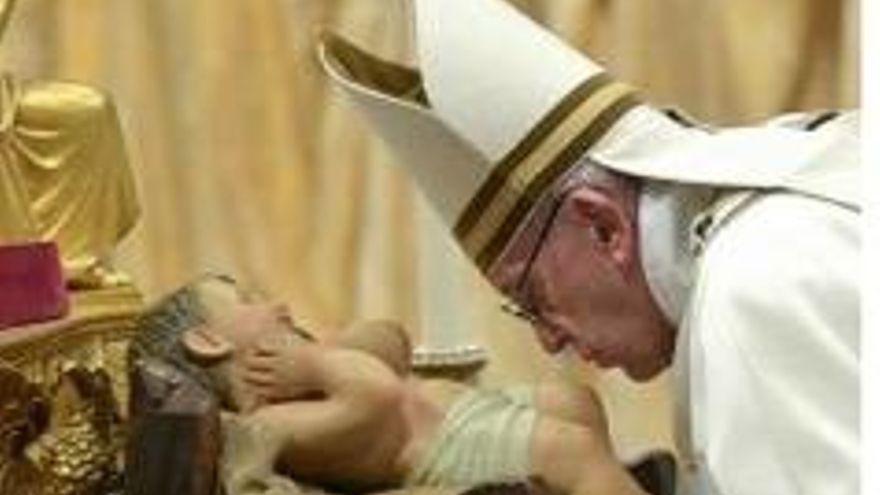 El papa Francisco ante el Niño Dios