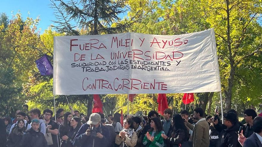 La Universidad Rey Juan Carlos de Madrid recibe a Milei entre fuertes protestas: "Fuera, fascistas, de la universidad"