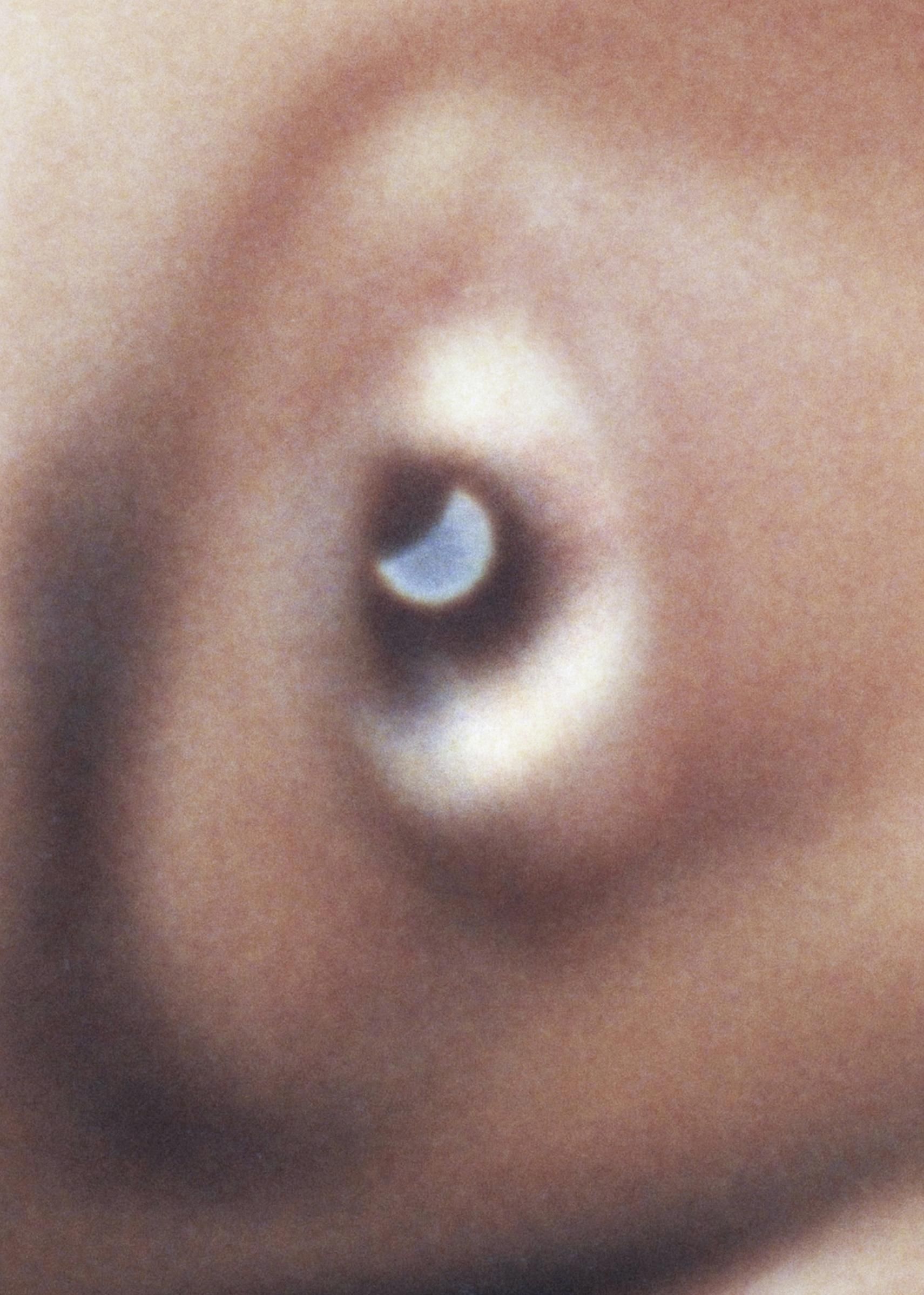 Una de las imágenes del álbum familiar que la autora ha escaneado centrándose en los ojos del agresor.