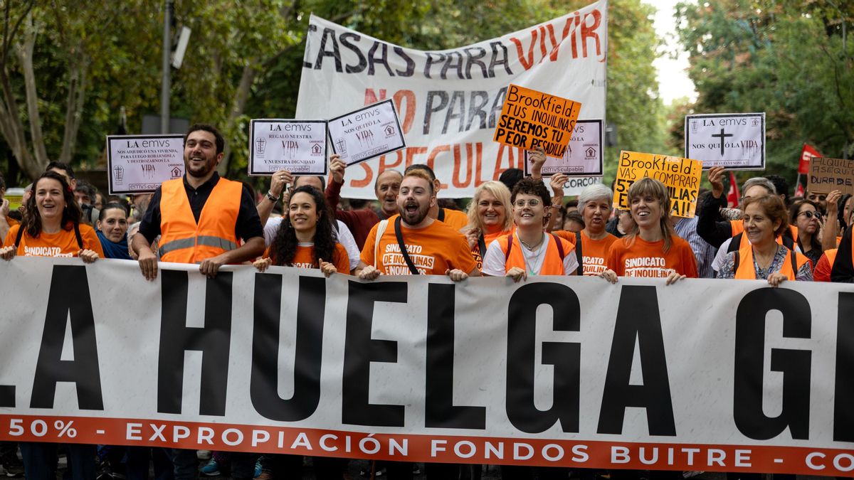 Numerosas personas sostienen una pancarta con lema 'Hacia la huelga general' durante la manifestación para exigir una reducción del precio de los alquileres de la vivienda, a 3 de octubre de 2026, en Madrid (España). El Sindicato de Inquilinas ha convocad