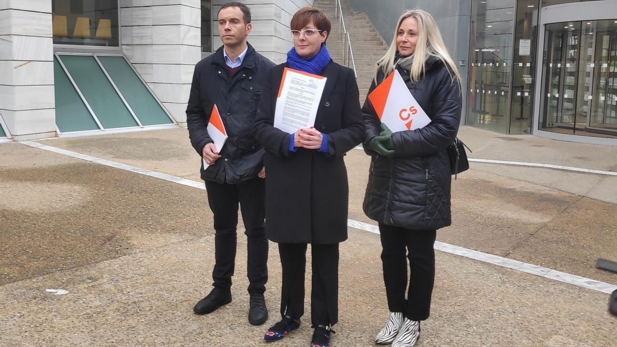 Archivo - La portavoz de Ciudadanos en el Ayuntamiento de Lleida, Ángeles Ribes, junto a la concejal María Burrel y el exedil José Luis Osorio.