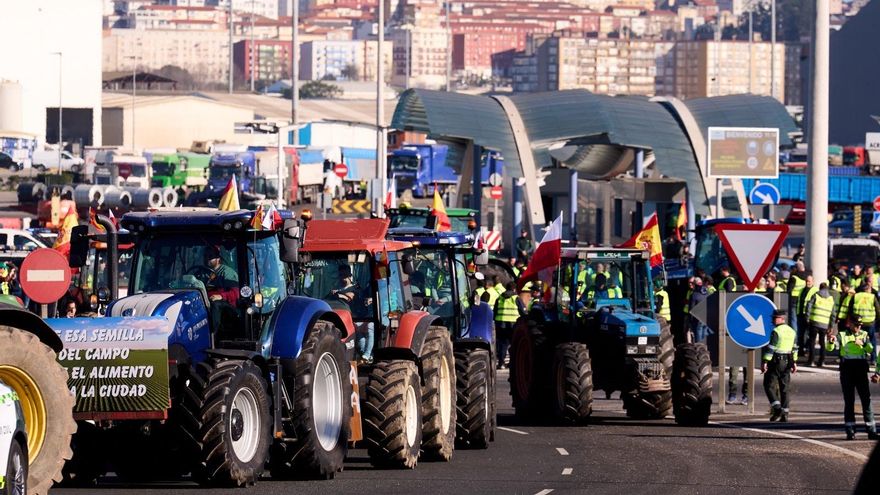 Concentración de agricultores y ganaderos a la entrada del Puerto de Santander.