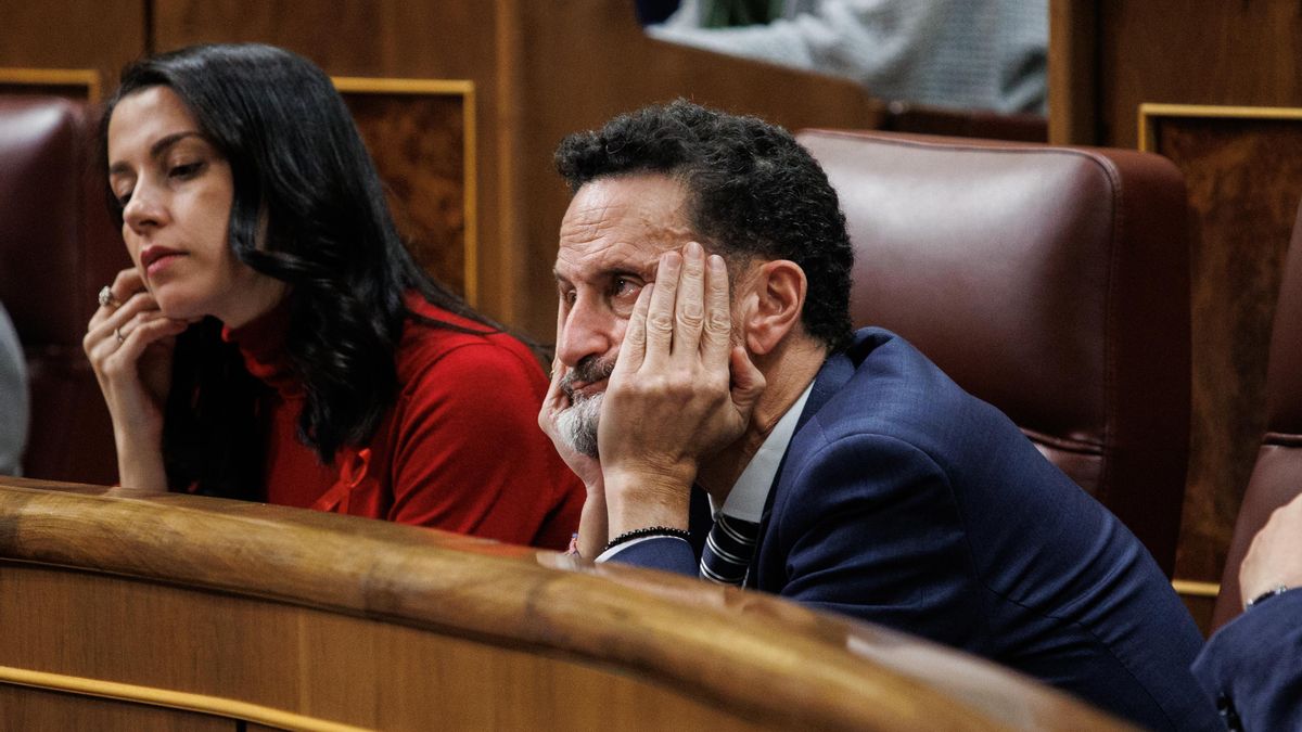La líder de Ciudadanos, Inés Arrimadas y el portavoz parlamentario de Ciudadanos en el Congreso, Edmundo Bal, durante una sesión plenaria en el Congreso de los Diputados, a 1 de diciembre de 2022, en Madrid (España).