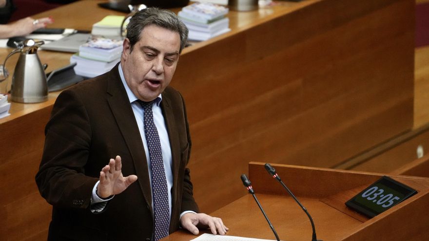 El síndic de Vox, José María Llanos, durante una sesión de control al president de la Generalitat