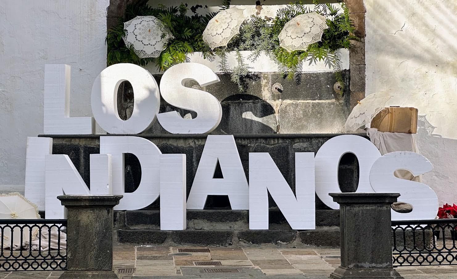 Letrero de Los Indianos en la plaza de España.