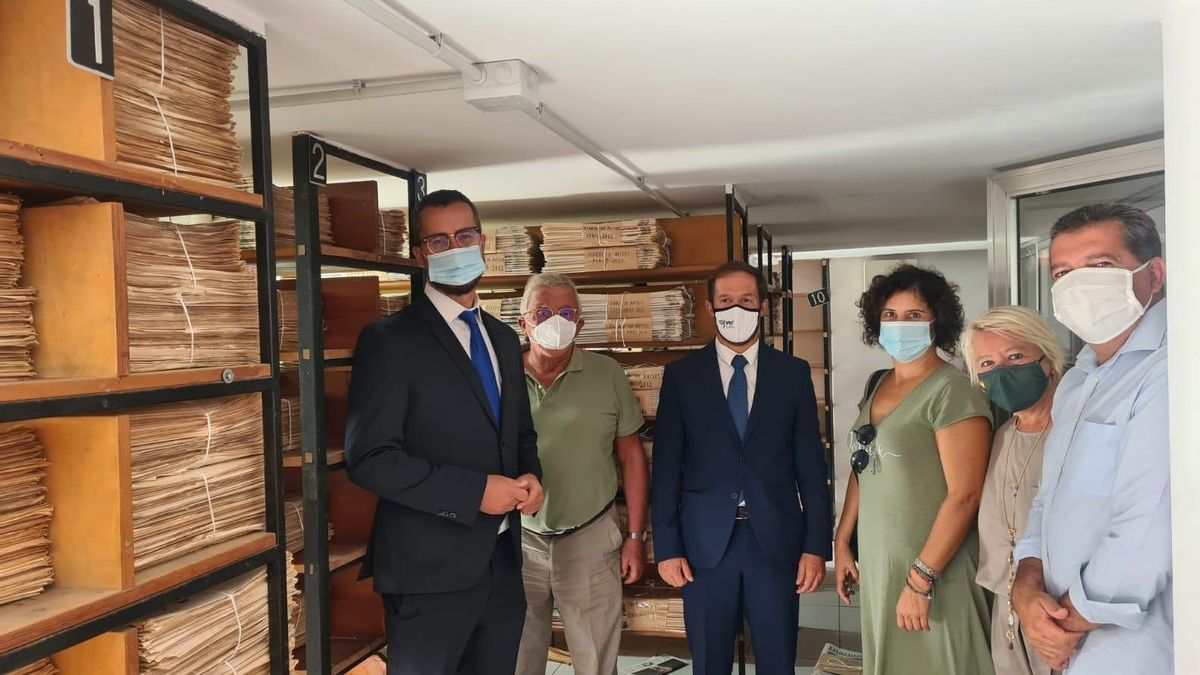 Visita de las autoridades a la nueva sede de la hemeroteca de La Cosmológica.