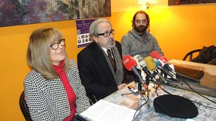 Presentación de la candidatura 'Inicia' de Podemos Ponferrada. En el centro, Juan Carlos Suñén.