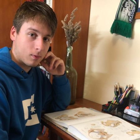 Rubén Moral ya comienza a mirar los libros que le acompañarán todo el curso.