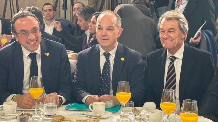 El secretario general de Junts, Jordi Turull, con el presidente del Parlament, Josep Rull, y el expresidente de la Generalitat Artur Mas