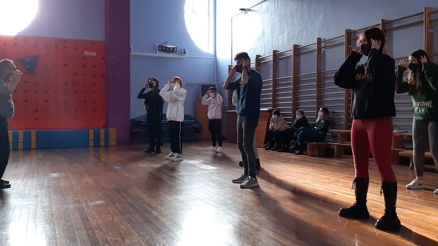 ¿Qué ocurriría si la danza se enseñase en los institutos? El coreógrafo Iker Gómez imparte valores a adolescentes a través de este arte