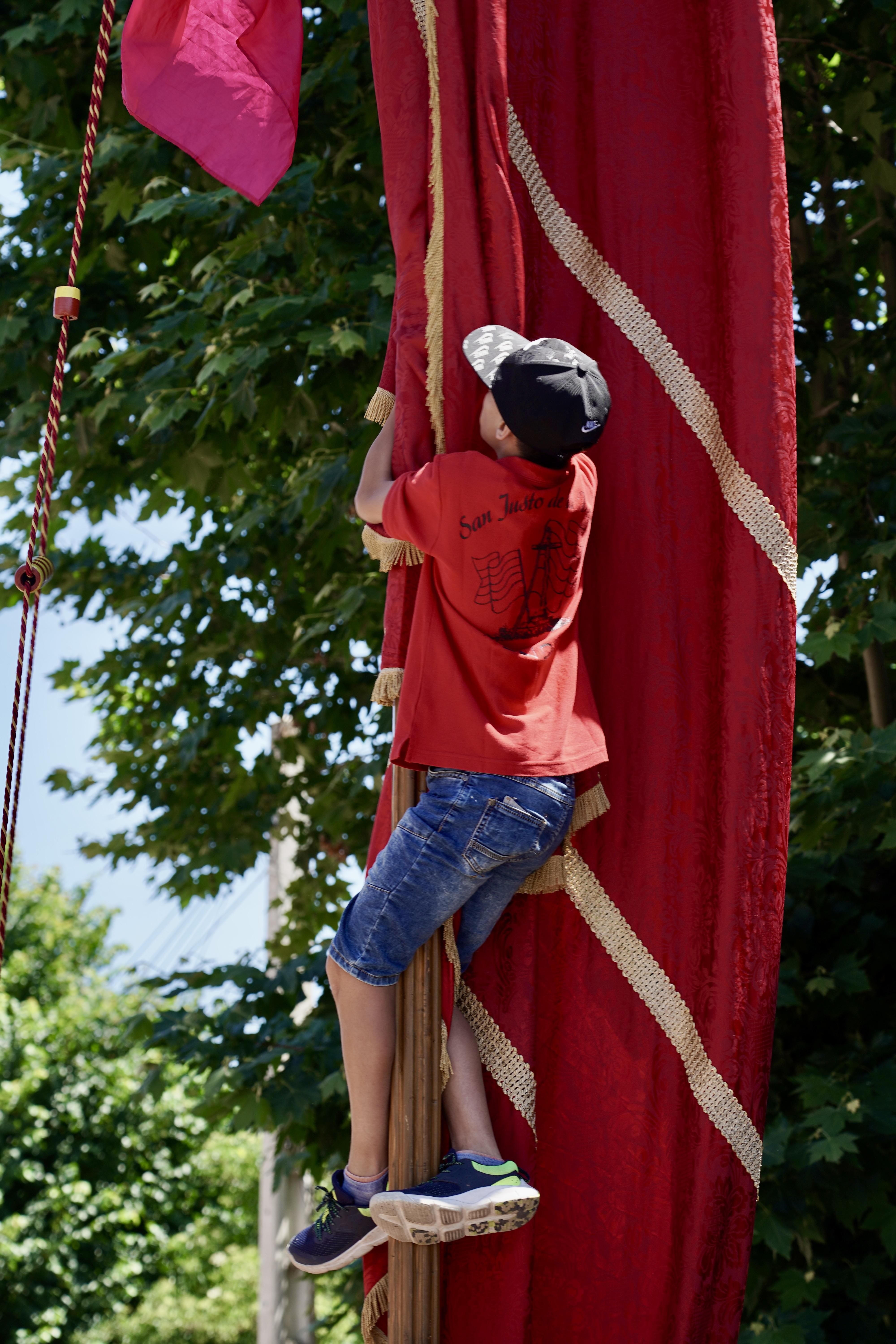 Orgullo de pendones en Oteruelo de la Valduerna para airear la seña de identidad leonesa