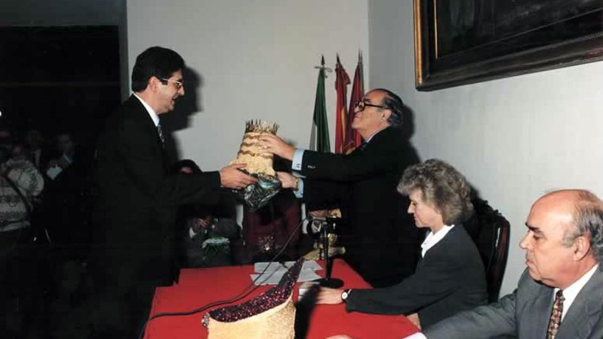 1998. El presidente del Ateneo, Antonio Hermosilla, entrega la corona de Rey Gaspar a José Joaquín Gallardo