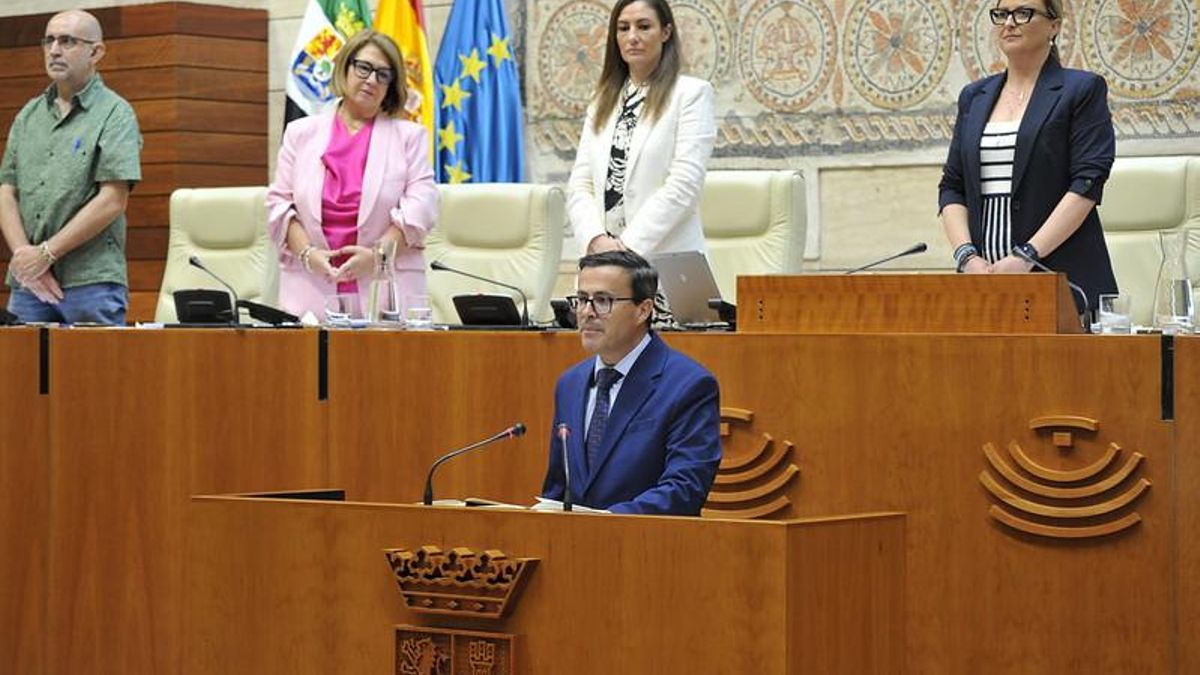 El secretario general del PSOE de Extremadura, Miguel Ángel Gallardo, en la tribuna de la Asamblea durante la toma de posesión como diputado autonómico