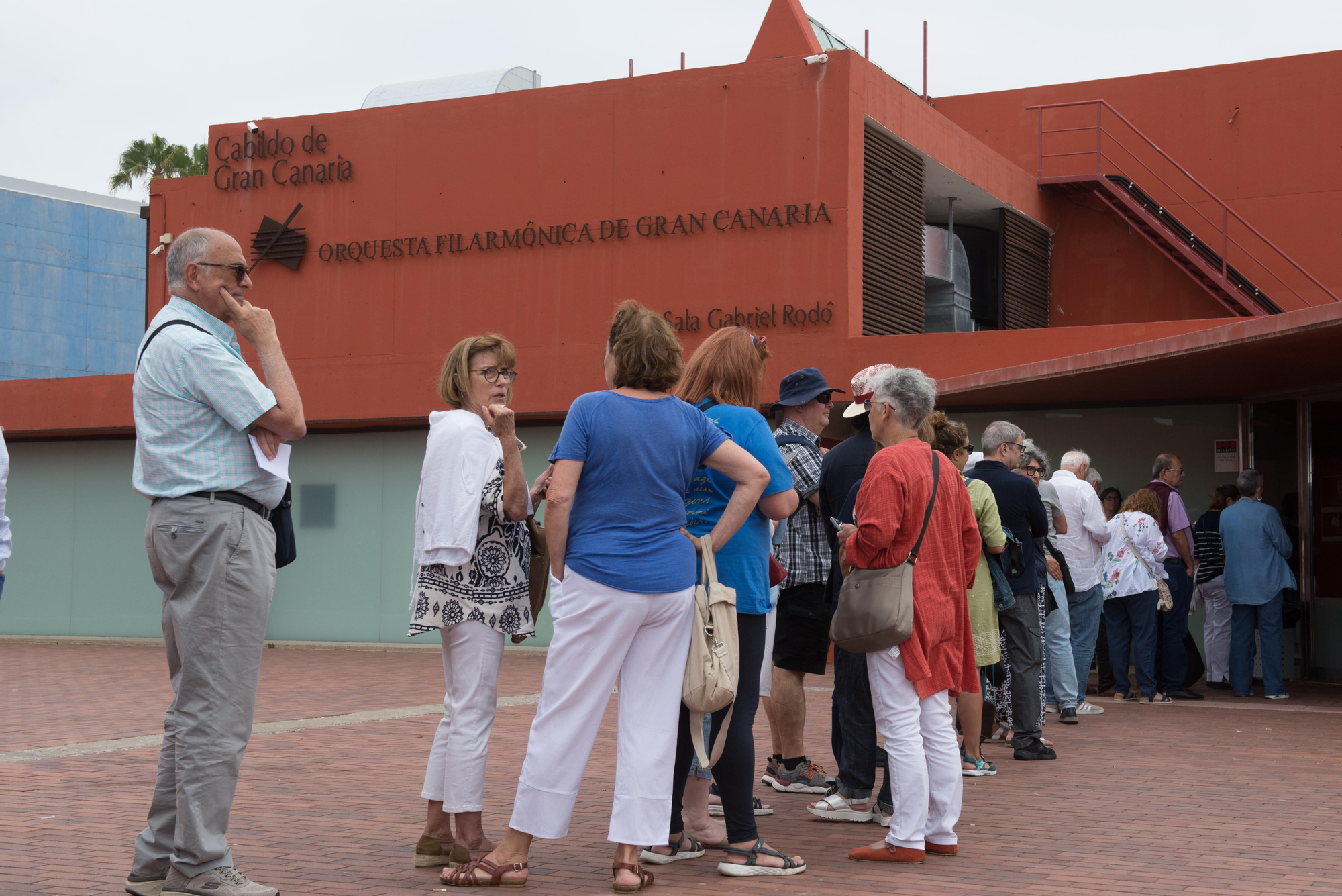 Colas en la entrada a la sala Gabriel Rodó, sede de la Orquesta Filarmónica de Gran Canaria, para asistir a las actividades del FIC