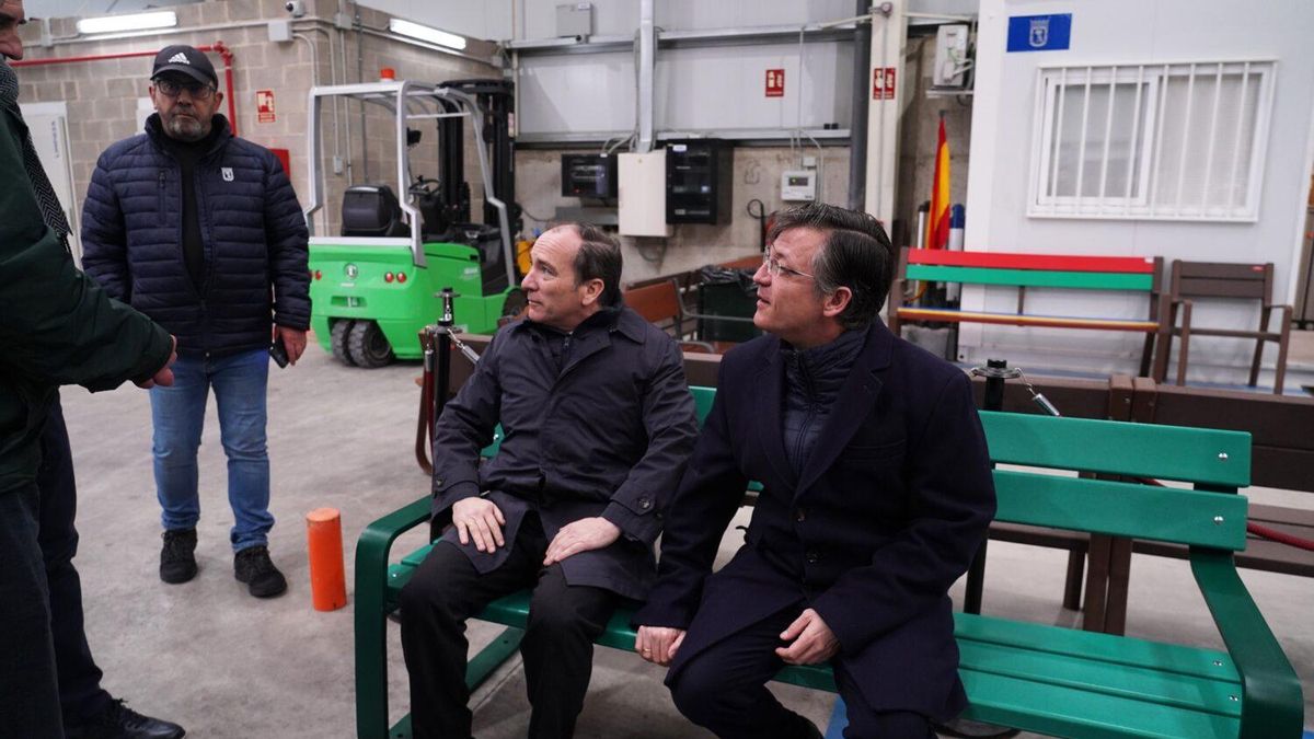 El delegado de Urbanismo (izda) y el de zonas verdes (dcha), probando uno de los bancos en el Almacén de la Villa