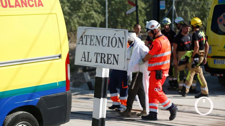 Dos heridos tras arrollar un tren de pasajeros a un coche en Córdoba