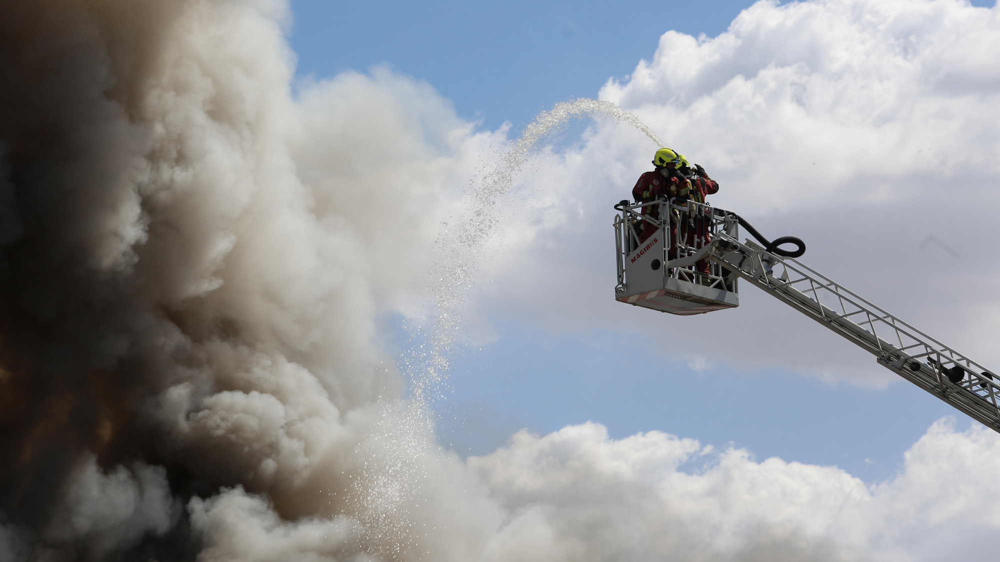 Los bomberos acuden a sofocar un aparatoso incendio de chatarra en los terrenos de la empresa Solanas