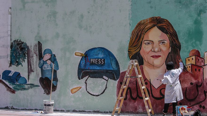 Foto de archivo de unos artistas palestinos que pintan en la ciudad de Gaza en mayo de 2022 un mural en recuerdo para la periodista de Al Jazeera Shireen Abu Akleh, muerta durante una incursión israelí en la ciudad de Jenin, en Cisjordania. EFE/EPA/MOHAMMED SABER