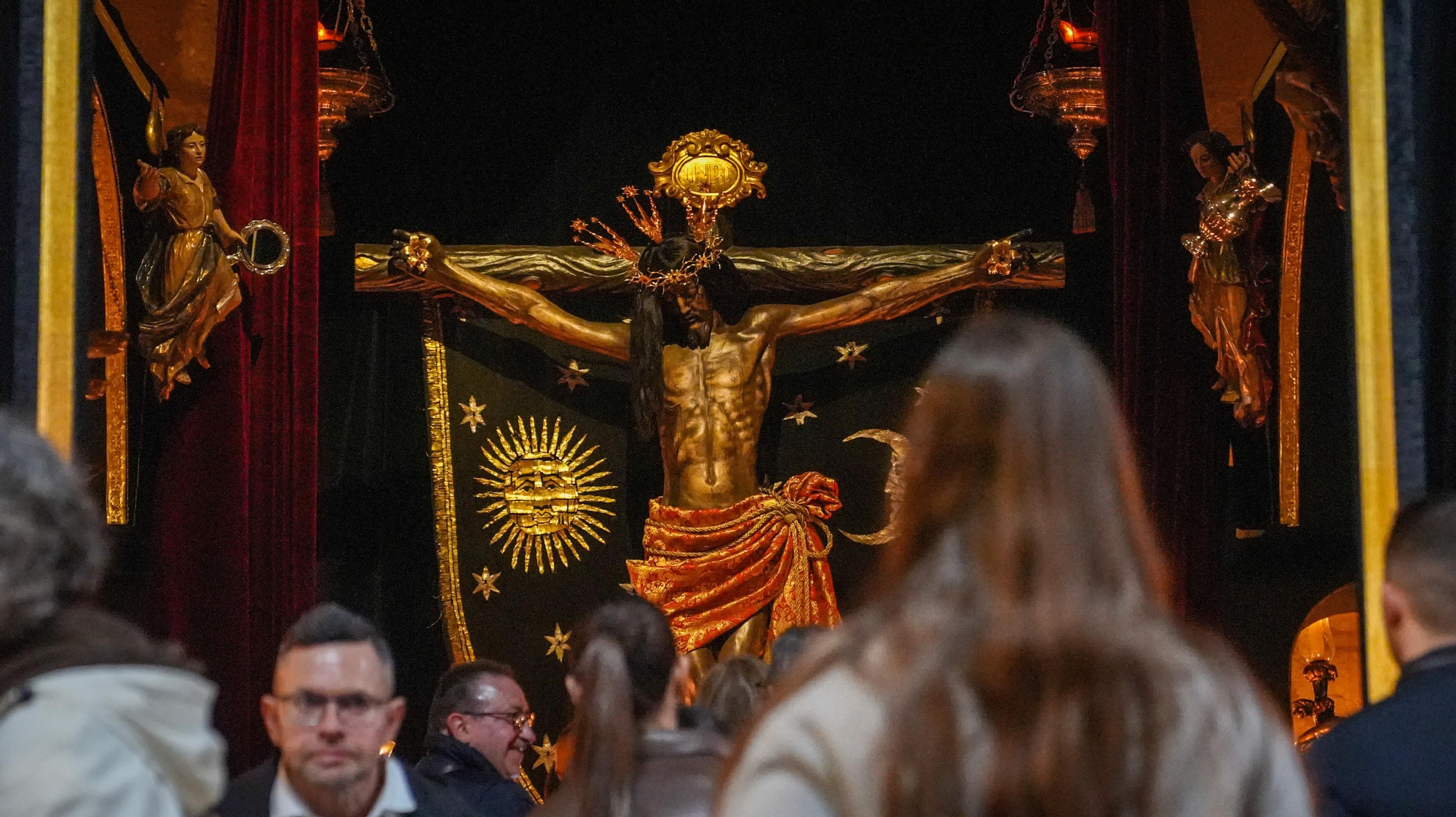 Los besapiés de Jesús Rescatado y del Cristo del Remedio de Ánimas, y el besamanos de Jesús, Divino Salvador, en su Prendimiento, en imágenes