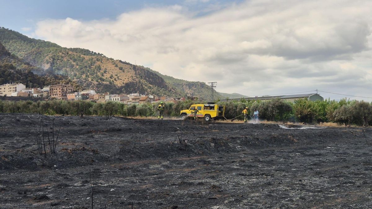Bomberos apagando el fuego en una finca abandonada en la pedanía murciana de Los Garres