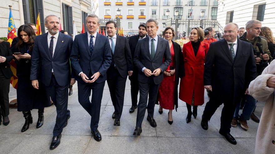 El presidente de Aragón, Jorge Azcón (2i), el presidente de la Xunta de Galicia, Alfonso Rueda (3i), el presidente de la Junta de Castilla y León, Alfonso Fernández Mañueco (4i), el presidente de la Región de Murcia, Fernando López Miras (5i), el presiden