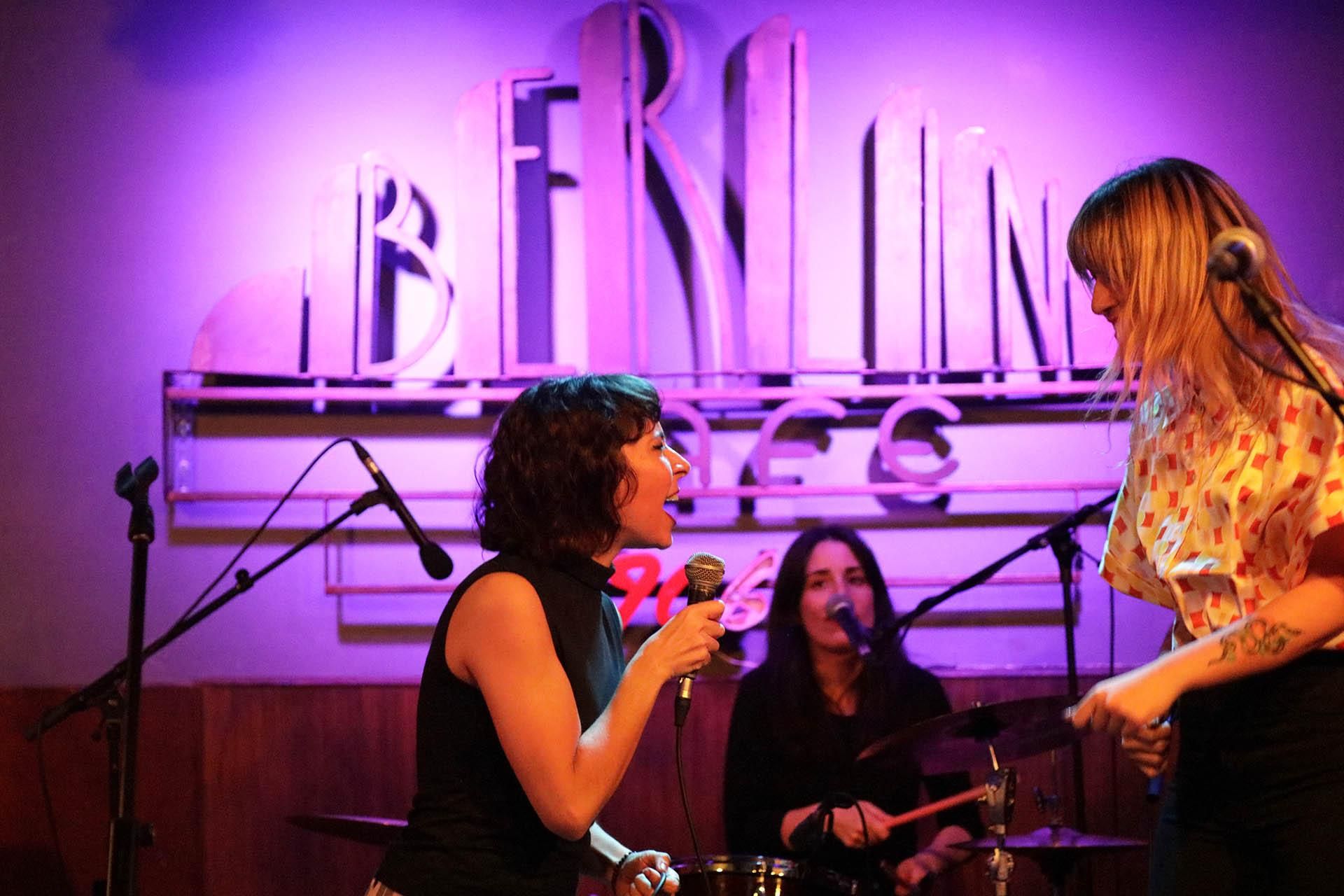 La ilustradora María Hessey la cantante de Las Odio durante el concierto en el Café Berlín