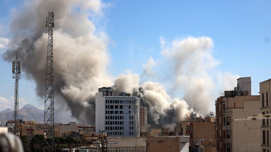 Una columna de humo se eleva el 1 de marzo en Teherán tras un bombardeo israelí.