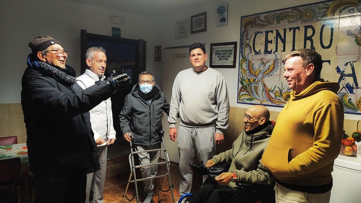 Voluntarios y usuarios de El Buen Camino en el salón de una de las casas de la asociación, que también funciona como centro terapéutico. GLORIA PIÑERO