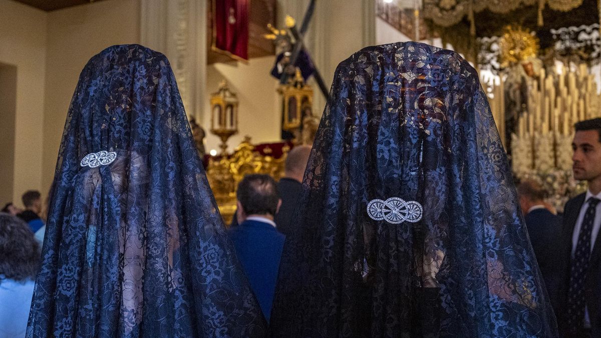 Mantillas barruntando la Madrugada en los Gitanos