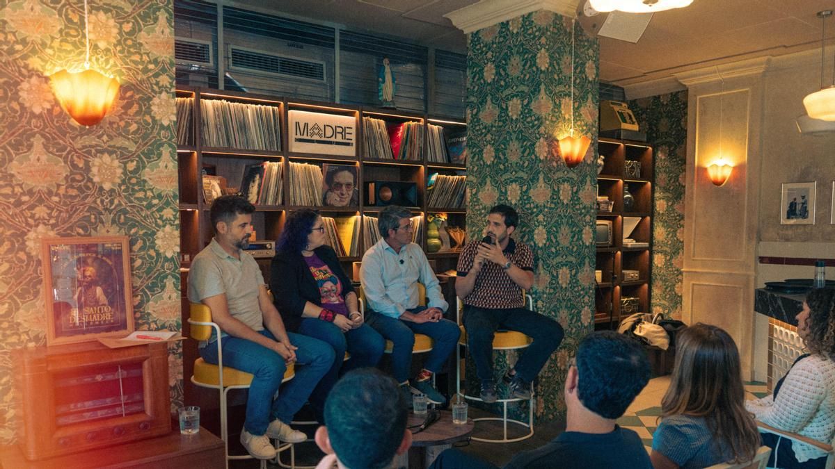 “El reto no es hacerse viral, sino conectar con la gente”: Cinco partidos ponen el foco en la juventud y el territorio ante las próximas elecciones