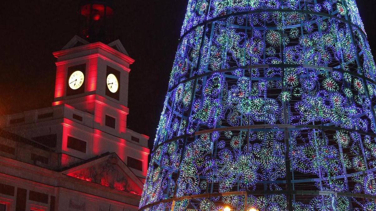 La Real Casa de Correos iluminada por Navidad