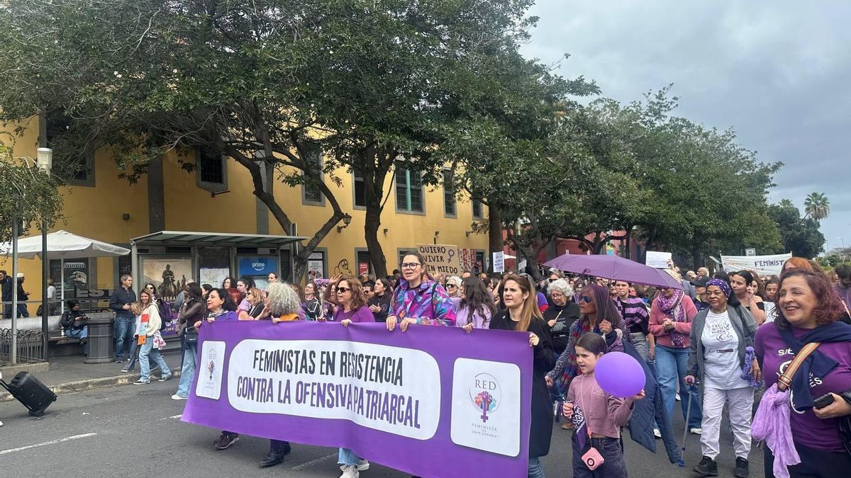 La Red Feminista de Gran Canaria porta una pancarta durante la marcha del 8M en Las Palmas de Gran Canaria.