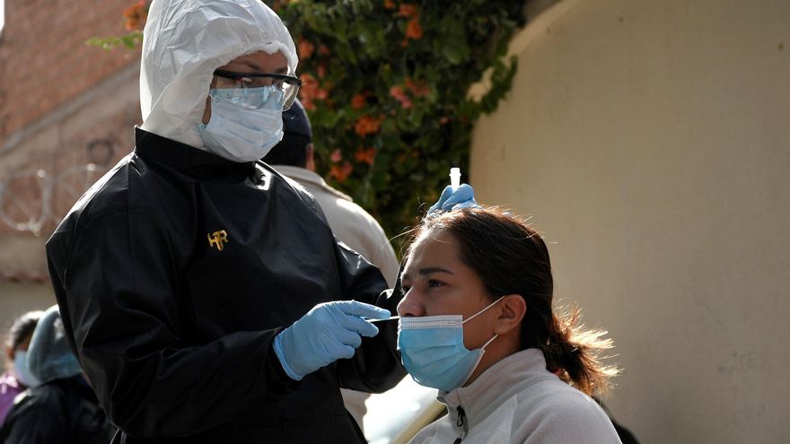 Una trabajadora de la salud toma una prueba antígeno contra la covid-19, en Cochabamba (Bolivia). EFE/Jorge Ábrego/Archivo