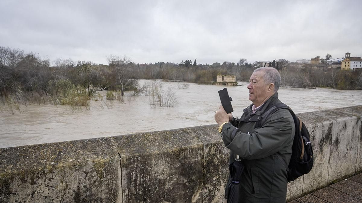 El cauce del río Guadalquivir sigue subiendo a su paso por Córdoba