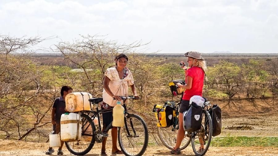 Cristina Spínola durante su viaje se cruza con una ciclista ‘doméstica’.