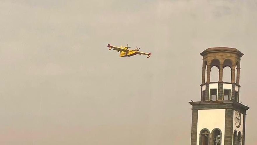 Hidroavión sobrevolando la iglesia de la Concepción, en Santa Cruz de Tenerife, rumbo al puerto de la ciudad para recargar agua para extinguir el incendio en Los Realejos