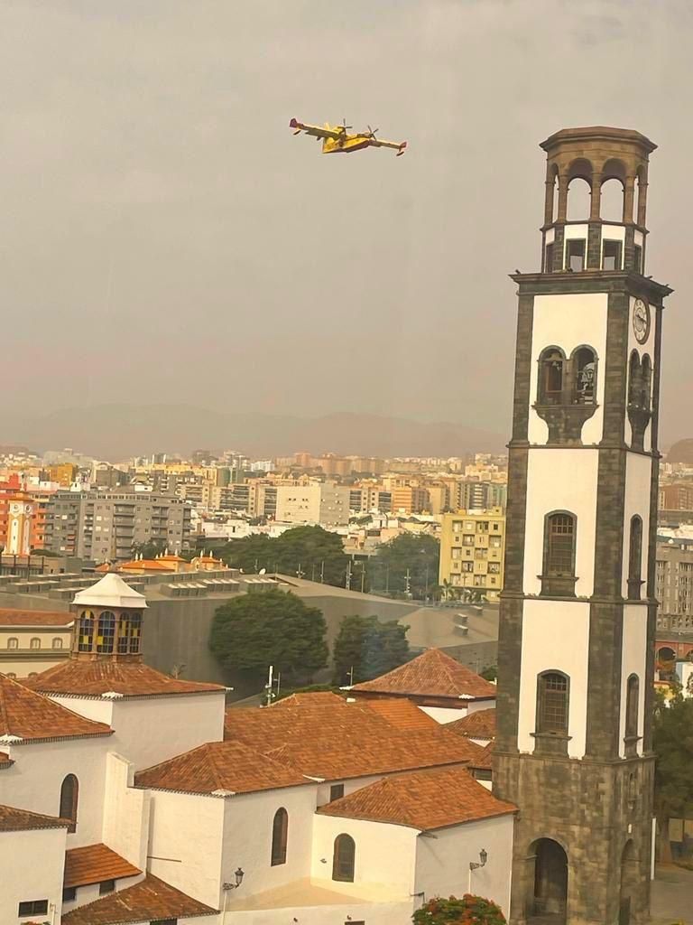 Hidroavión sobrevolando la iglesia de la Concepción, en Santa Cruz de Tenerife, rumbo al puerto de la ciudad para recargar agua para extinguir el incendio en Los Realejos