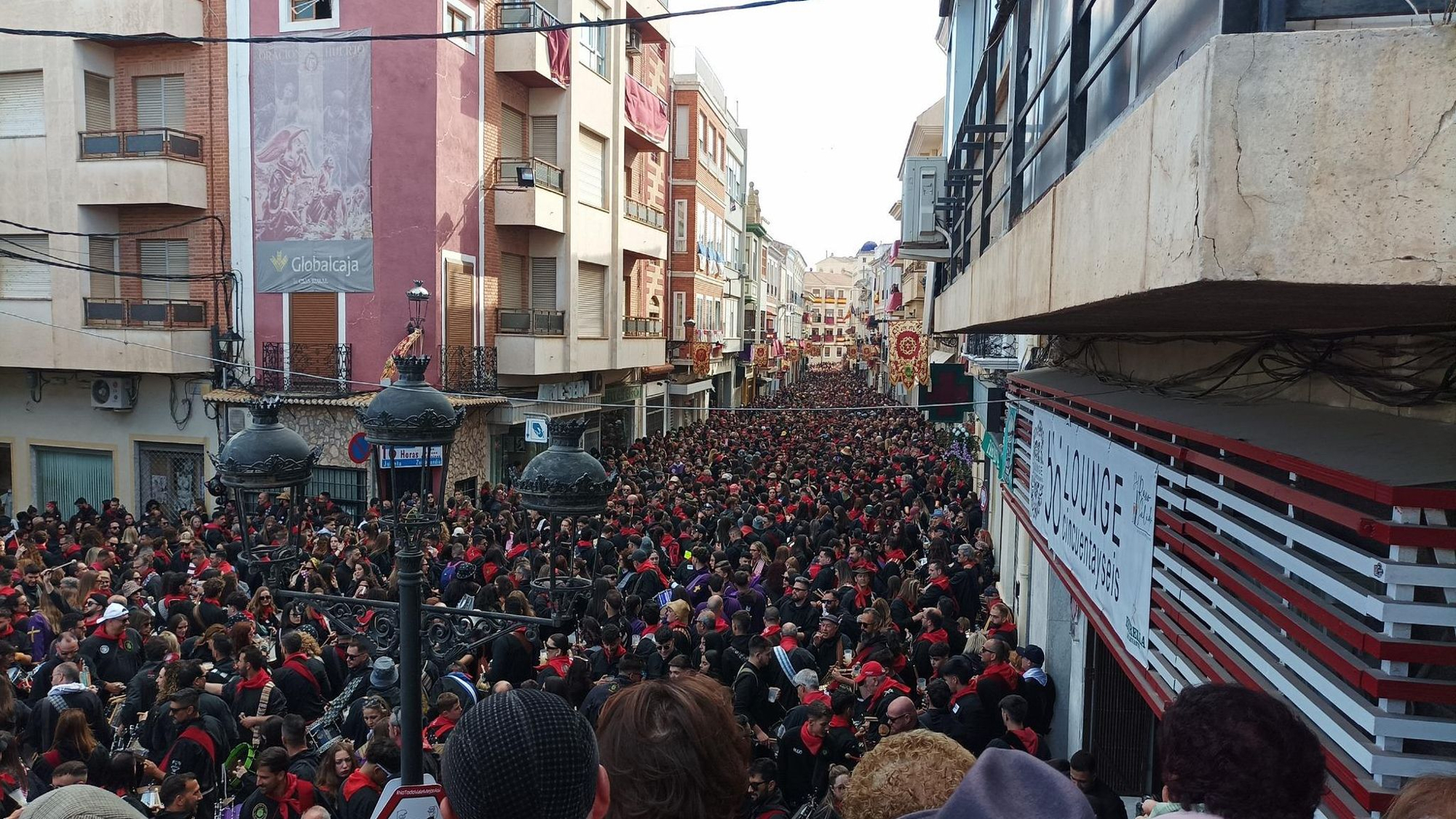 Parte de la Tamborada de Hellín (Albacete) del Miércoles Santo el 16 de abril de 2025.