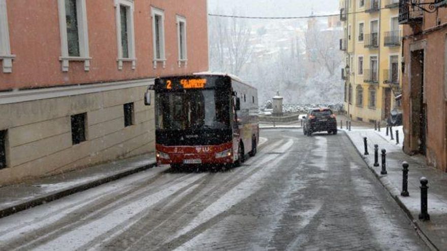 Un autobús urbano accediendo al Casco de Cuenca