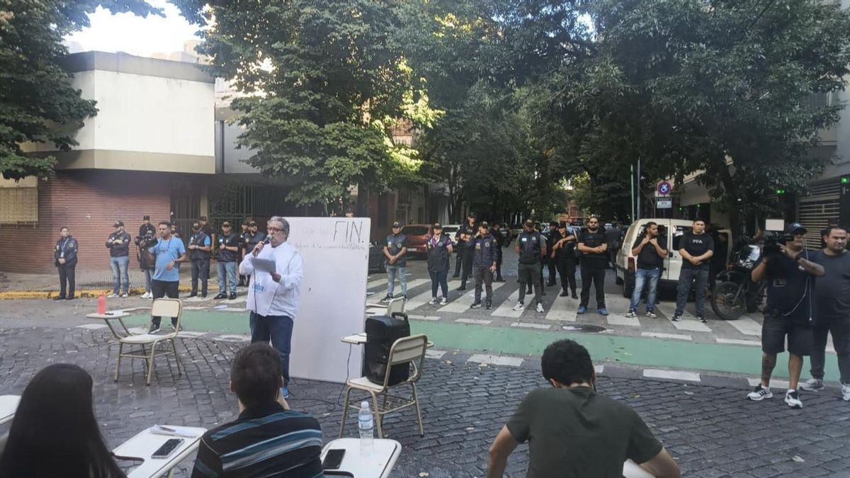 Fuerte operativo policial ante una clase pública de universitarios a metros de la casa de Adorni