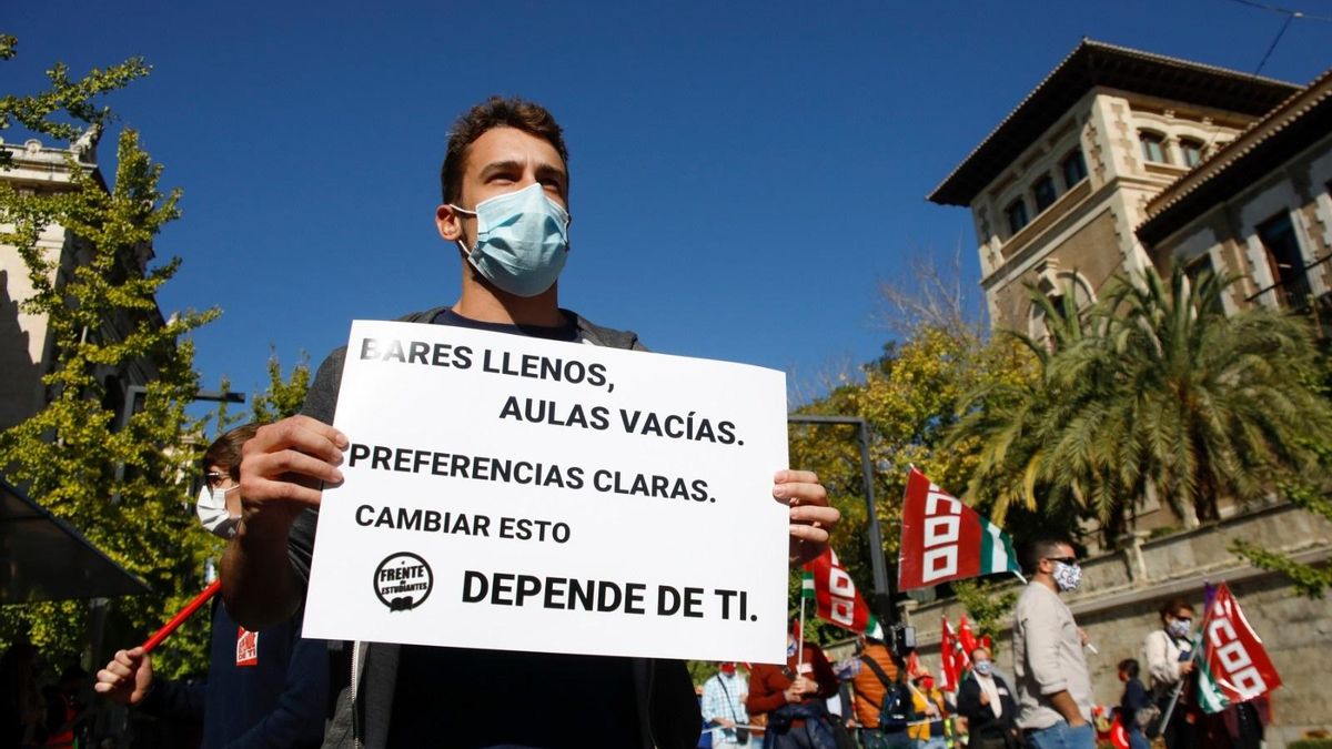 Cabecera de la manifestación contra la suspensión de las clases presenciales en la UGR