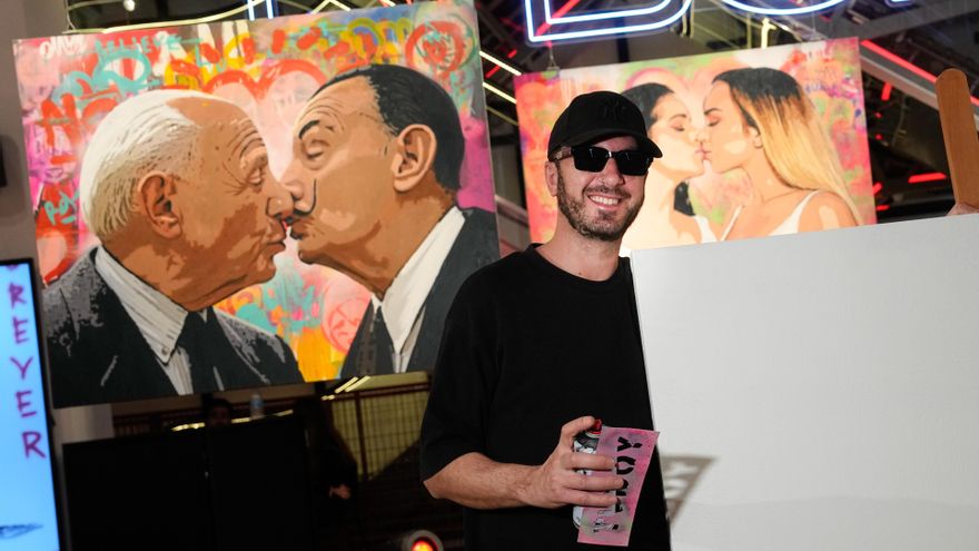 El artista urbano TVBoy expone sus 'Besos Prohibidos' en la Casa Seat de Barcelona