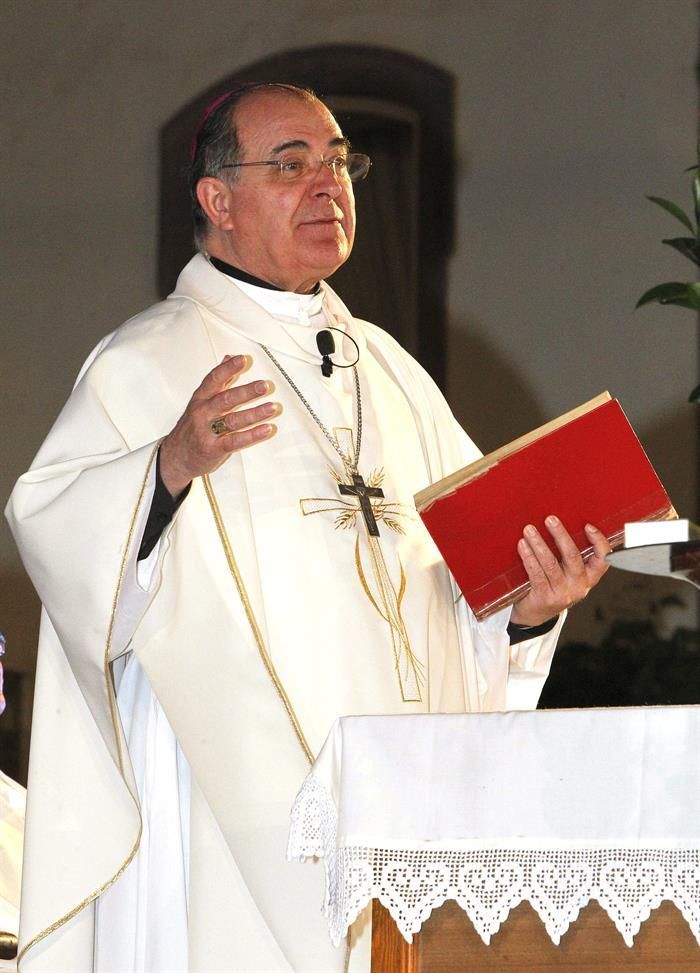 El obispo de la Diócesis de Canarias, Francisco Cases, ofició la misa a la puerta de la Basílica de Teror previa a la salida de la Virgen del Pino hacia Las Palmas de Gran Canaria, en la 51 "bajada" que realiza, un acontecimiento religioso que no se producía desde hace 14 años y que ha reunido a miles de personas en la villa mariana para acompañar a la imagen durante el trayecto. EFE/Elvira Urquijo A.