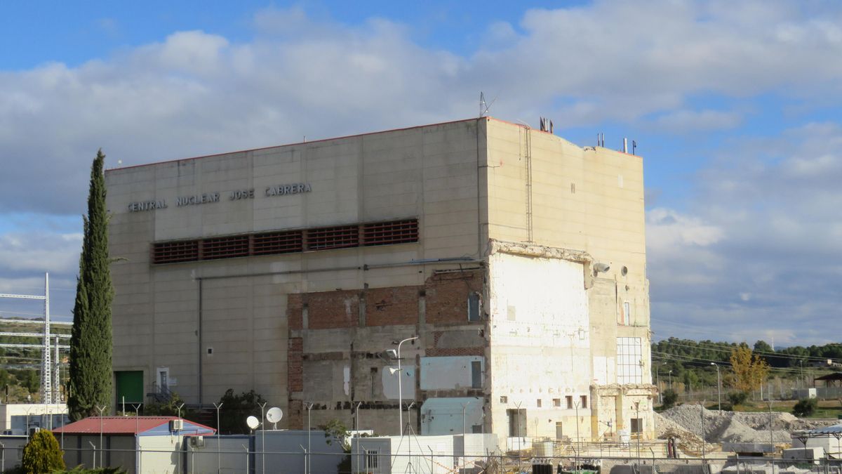 Antigua central nuclear Zorita, ya sin su característica cúpula roja del reactor