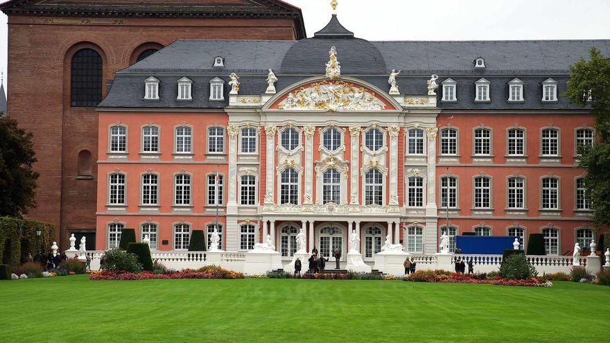 El Palacio del Príncipe Elector comparte espacio cn la Basílica de Constantino.